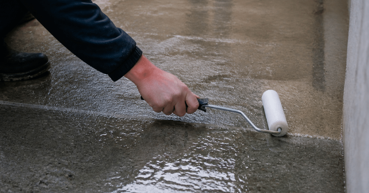 barriere hydrofuge appliquee sur dalle beton humide soulevee