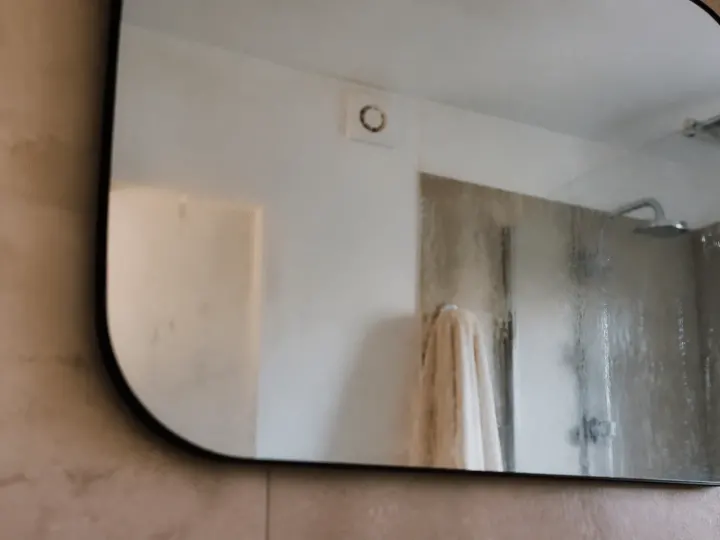 Pourquoi il y a de l&rsquo;humidité dans la salle de bain malgré la VMC ?