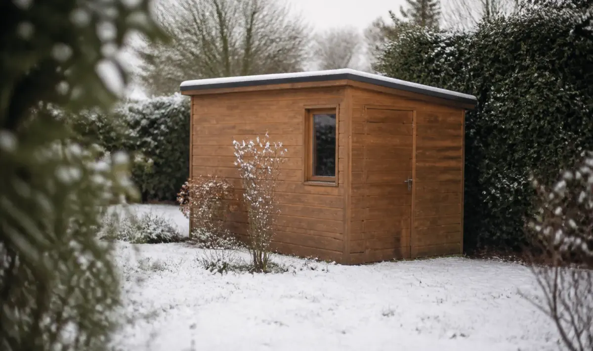 Cabane bois rectangulaire isolee dans jardin enneige