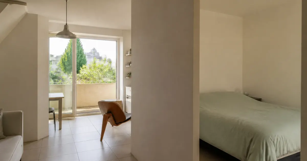 Cloison separant deux espaces, fixee entre sol et plafond