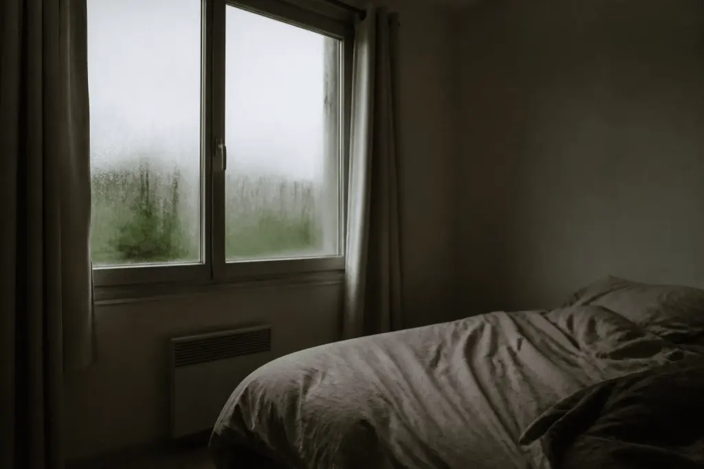 Chambre sombre avec condensation sur fenetre fermee
