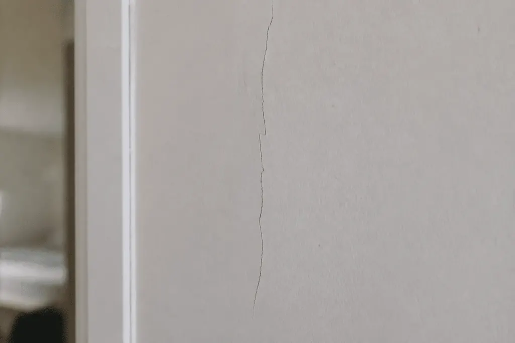 Fissure visible sur enduit blanc de cloison sèche