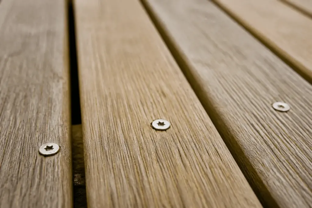 Vis inox brillantes fixant lames bois terrasse