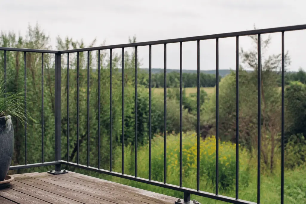 Garde-corps metallique terrasse avec barreaux espaces securite enfants