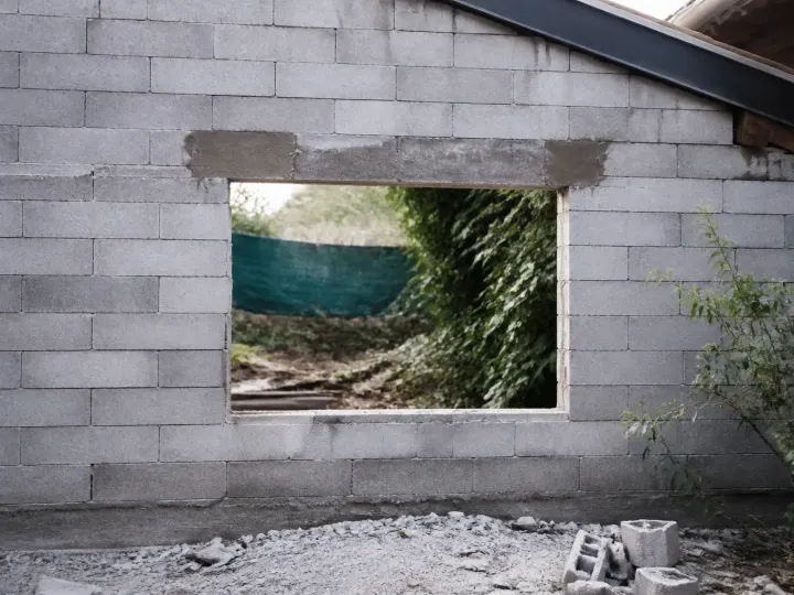 Comment ouvrir une fenêtre dans un mur en parpaing étape par étape