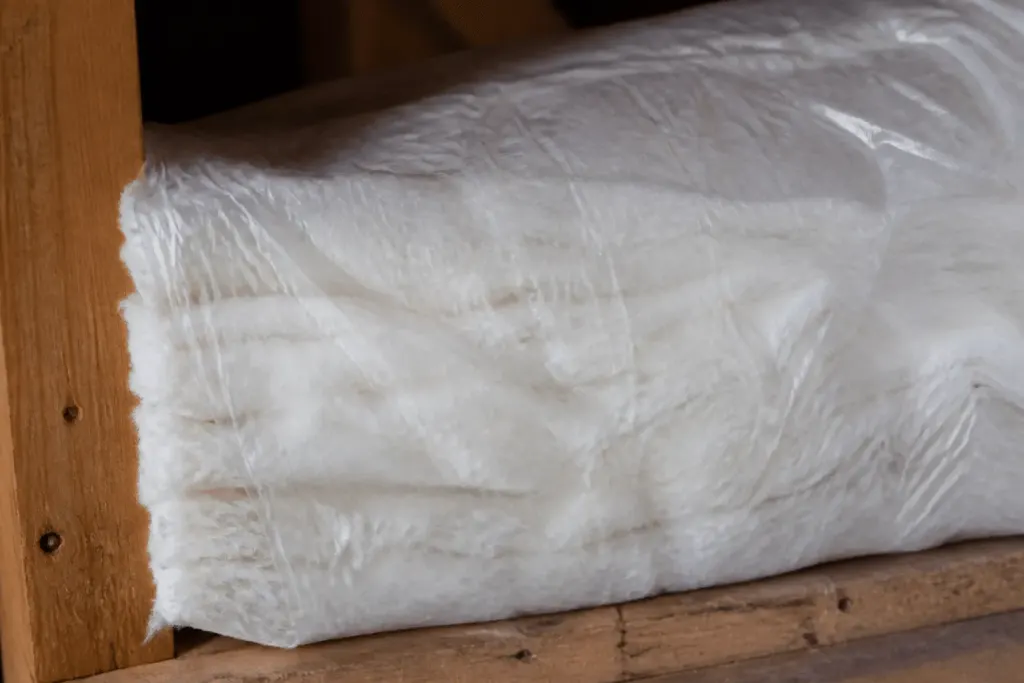 Matériau isolant fibreux blanc avec membrane protectrice translucide appliquée