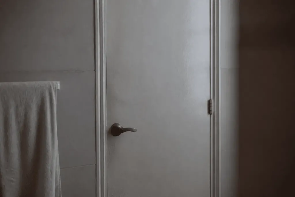 Porte fermee salle bain apres douche vapeur