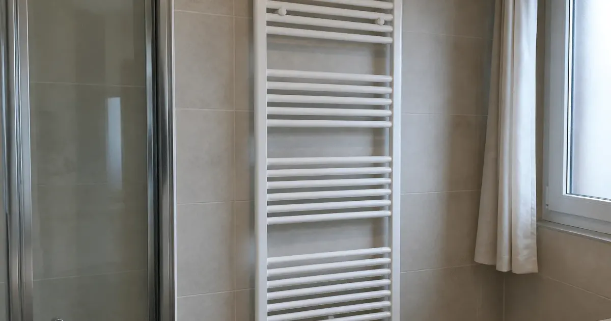 Radiateur metallique blanc monte vertical sur mur salle bain
