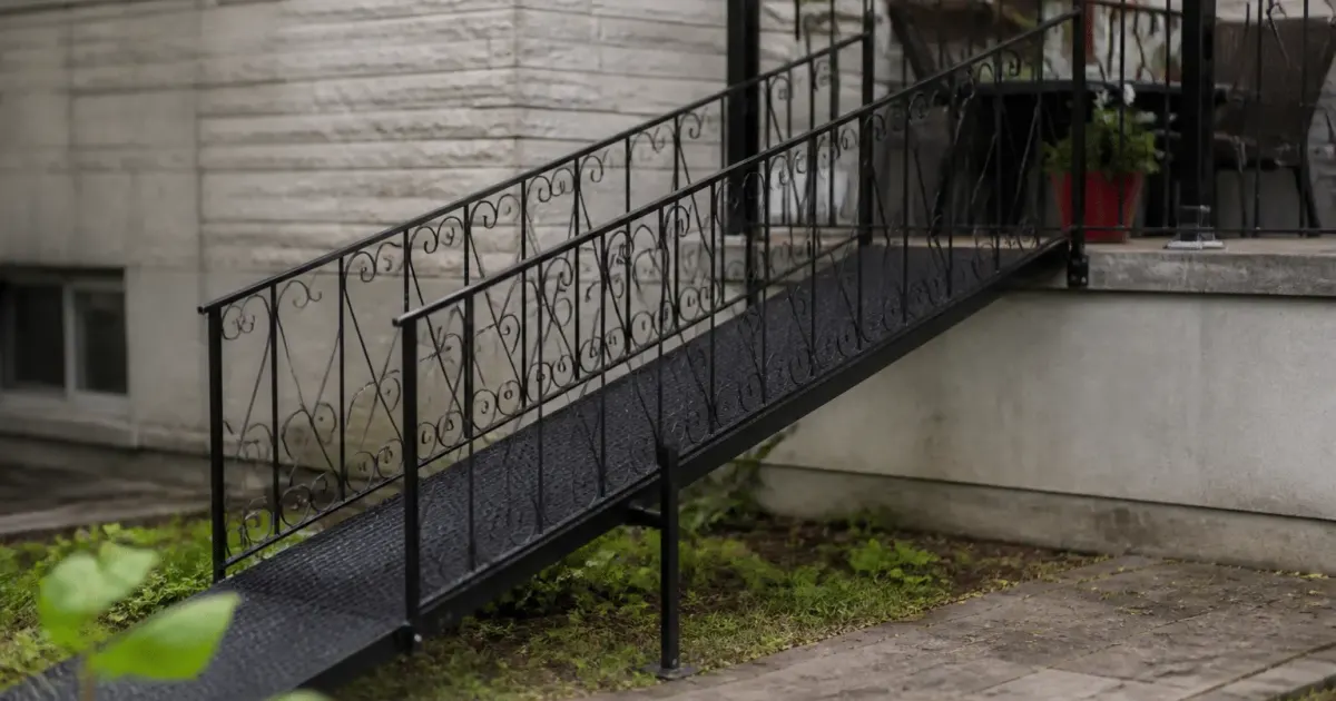 Rampe metallique ornementale noire longeant balcon terrasse sureleve