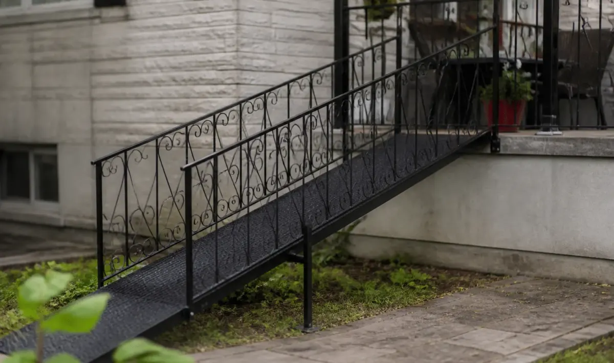Rampe metallique ornementale noire longeant balcon terrasse sureleve