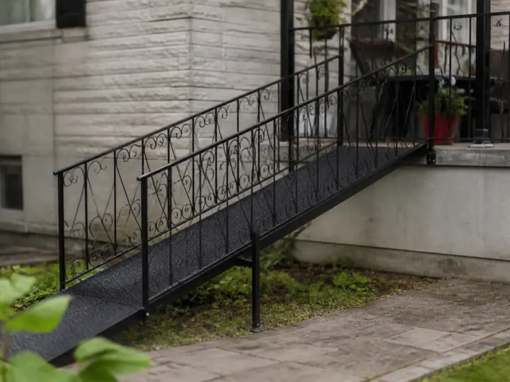 Garde-corps de terrasse en fer forgé : quels prix, quelles normes et quels modèles choisir ?