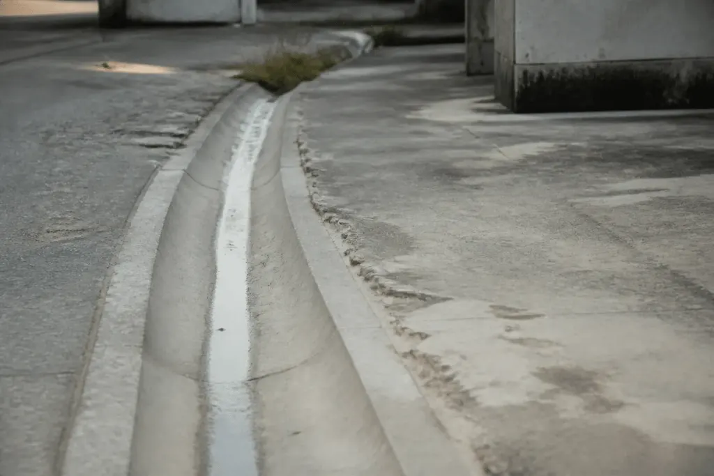 Regard béton avec cunette moulée guidant les effluents