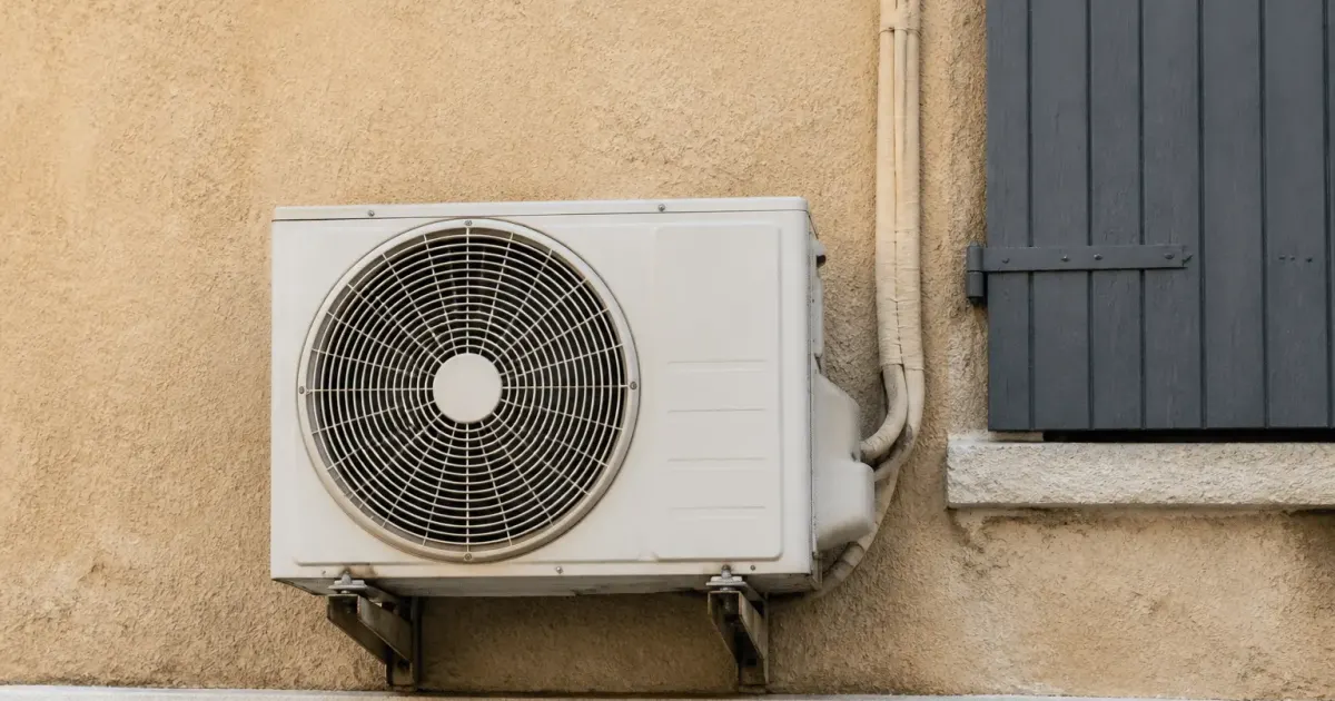 ventilateur immobile sur unite exterieure climatisation installee au mur