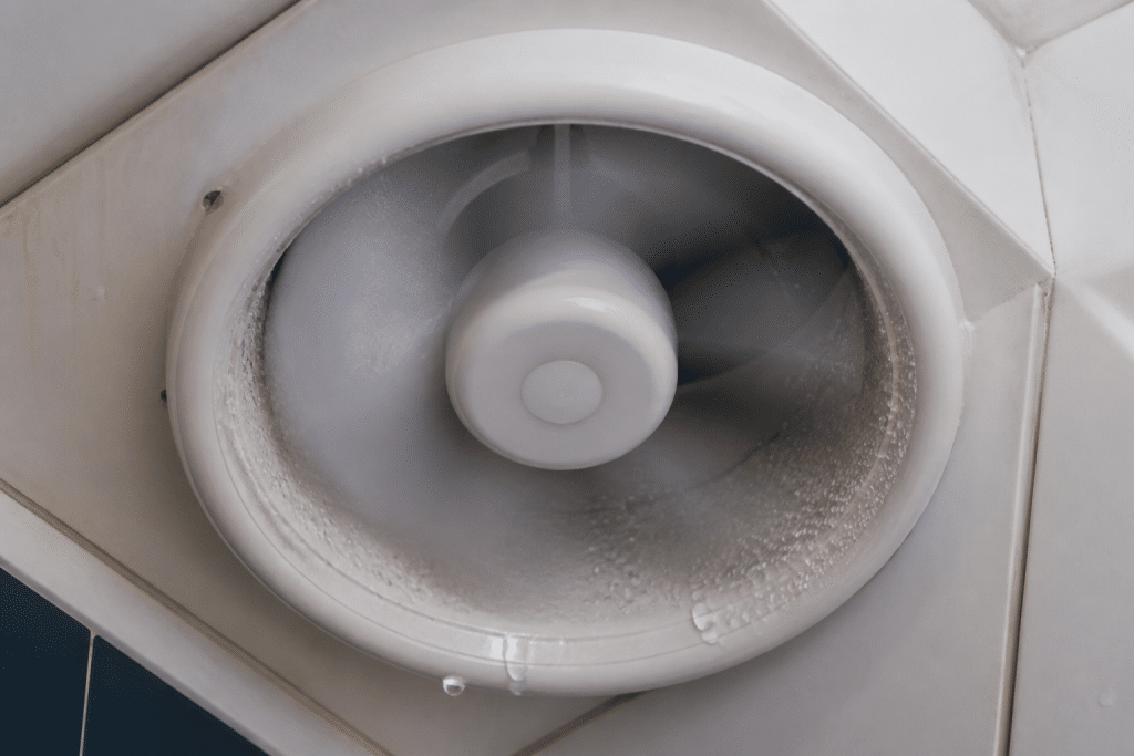 Ventilateur VMC tournant rapidement avec condensation visible