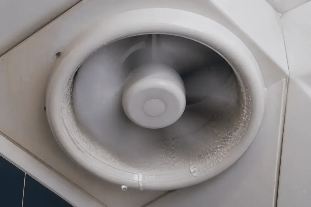 Ventilateur VMC tournant rapidement avec condensation visible