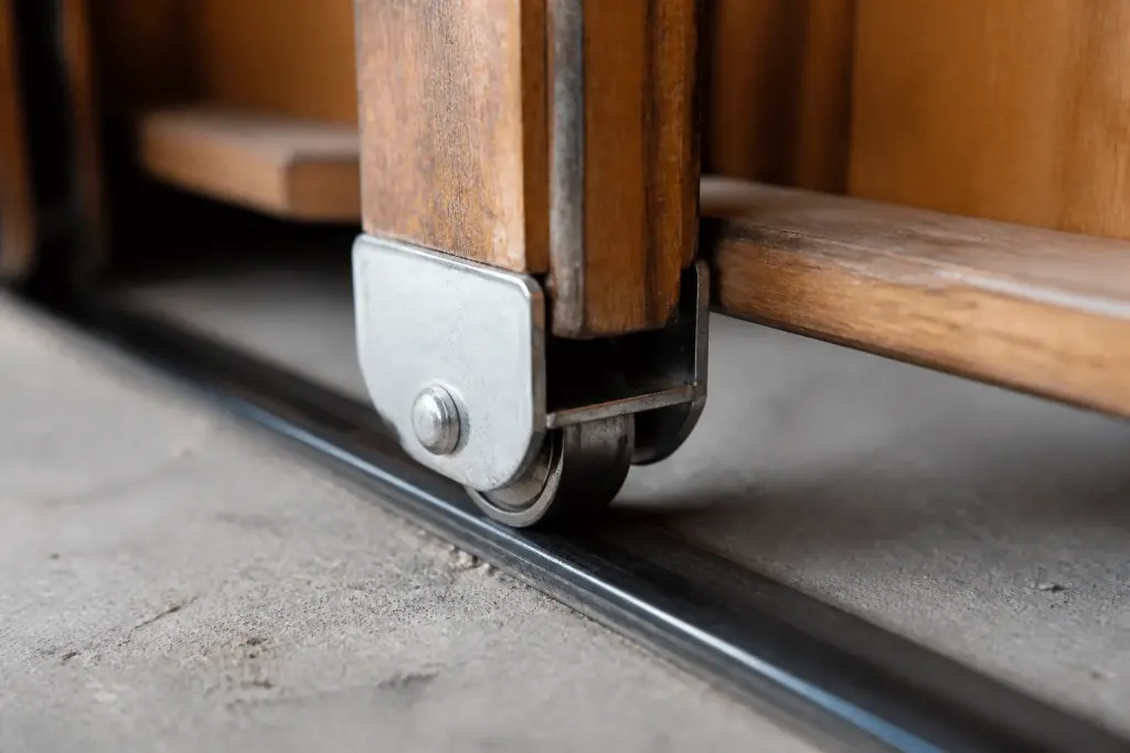 Vis metallique et bois posees sur rail metallique