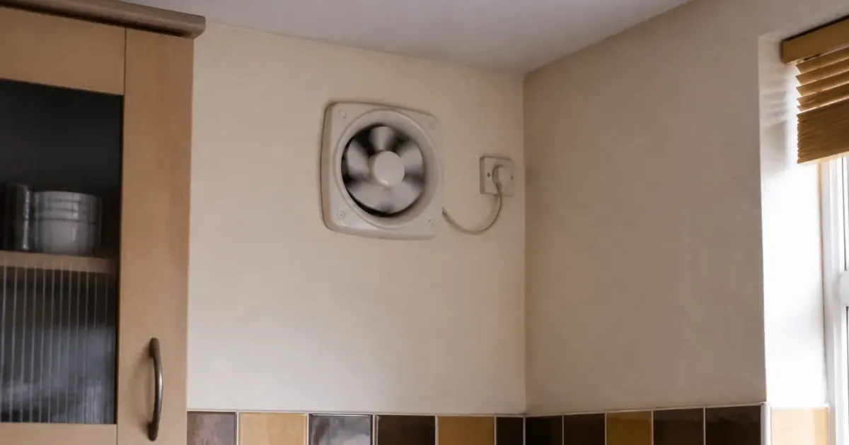Ventilateur d'extraction mural tournant en continu dans cuisine