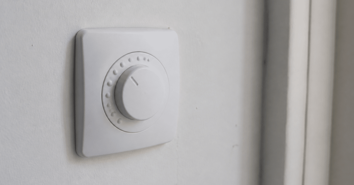 Bouton de ventilation murale réglé à vitesse intermédiaire deux