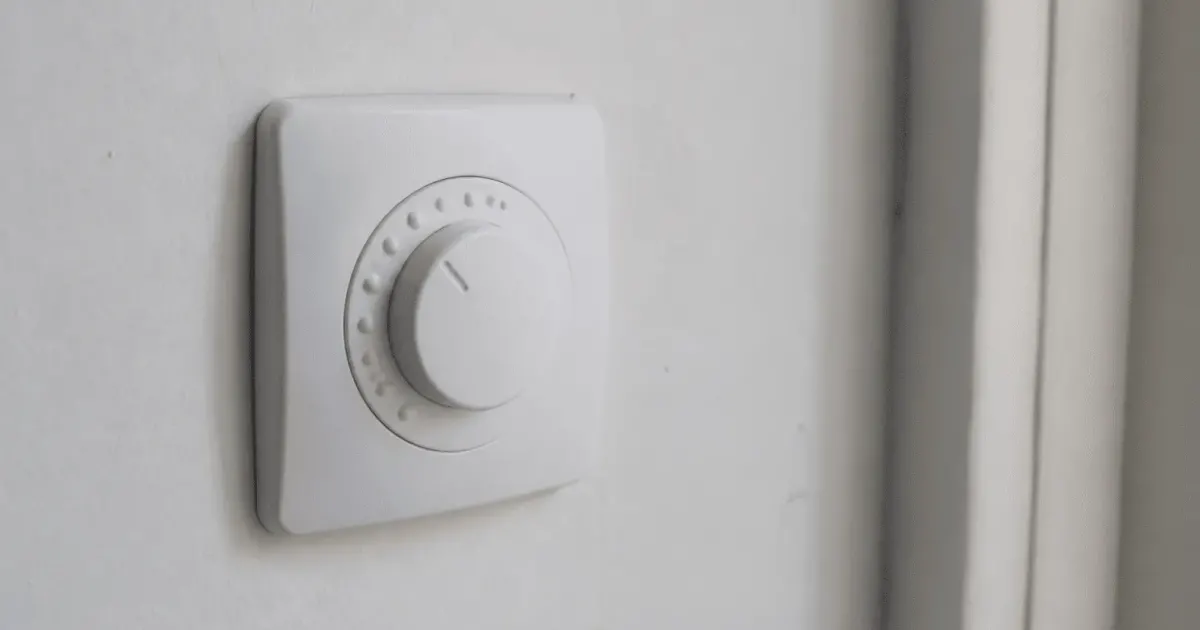 Bouton de ventilation murale réglé à vitesse intermédiaire deux