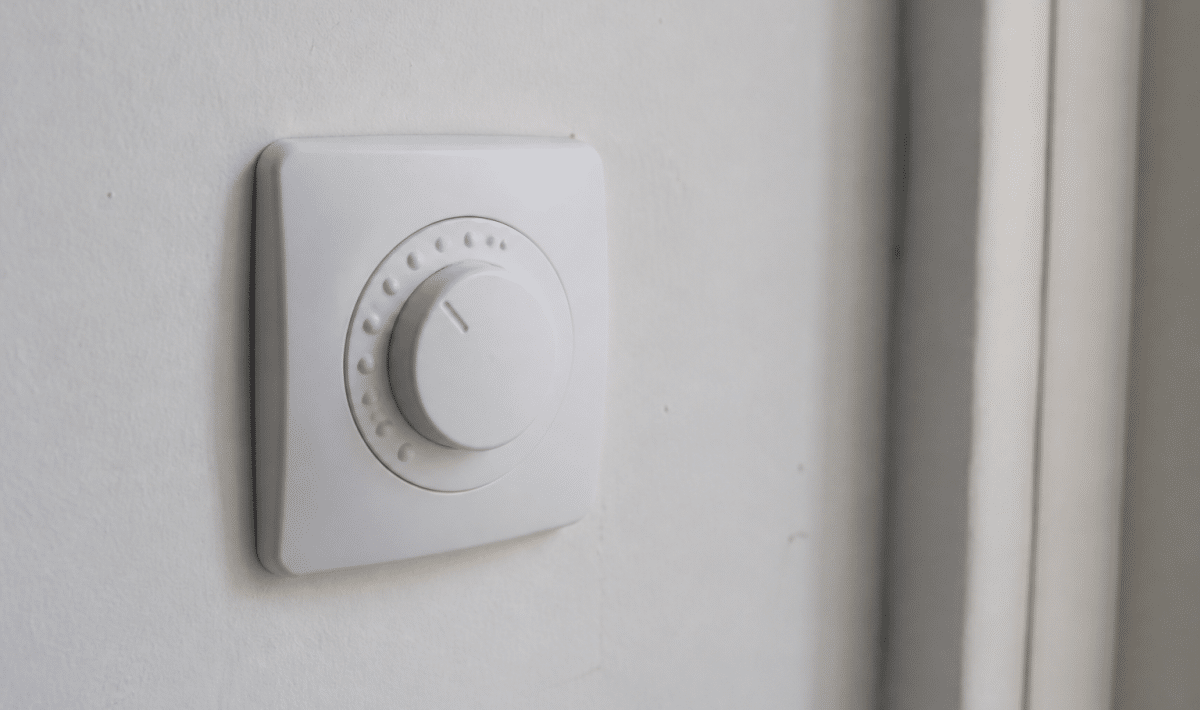 Bouton de ventilation murale réglé à vitesse intermédiaire deux