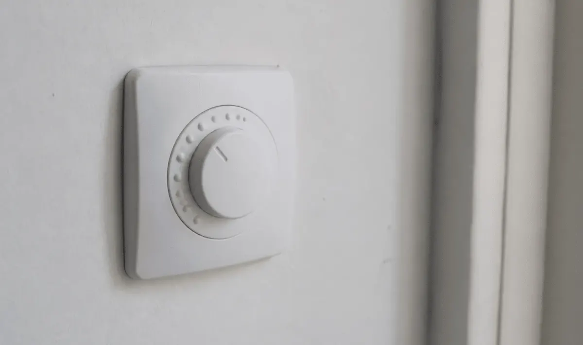 Bouton de ventilation murale réglé à vitesse intermédiaire deux