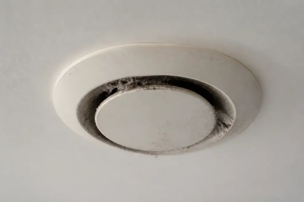 Bouche VMC encrassee couverte de poussiere au plafond