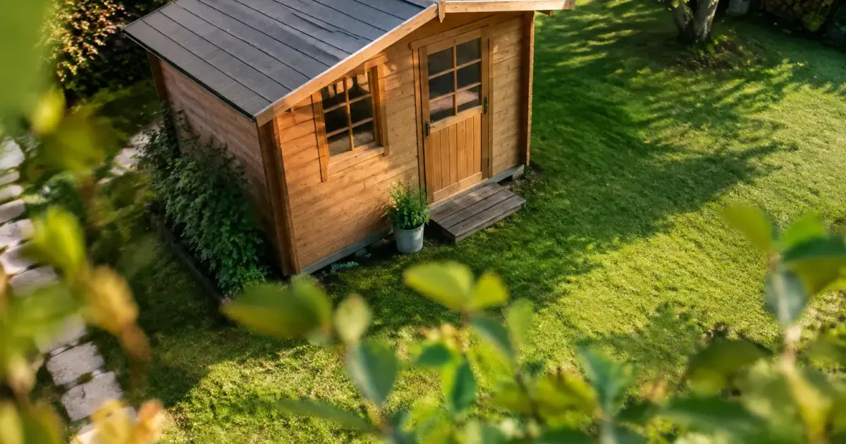 Cabanon en bois sur pelouse vu par drone