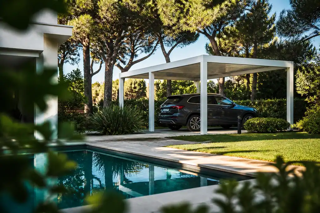 Carport blanc pres de la piscine dans le jardin