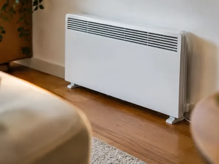 Radiateur d&rsquo;appoint en mi-saison, ce qu&rsquo;il faut vérifier avant de le brancher dans une pièce