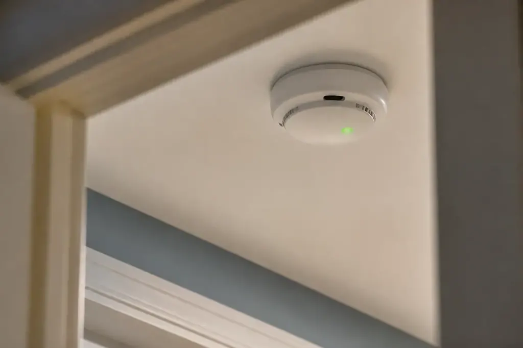 Detecteur de fumee blanc avec voyant vert au plafond