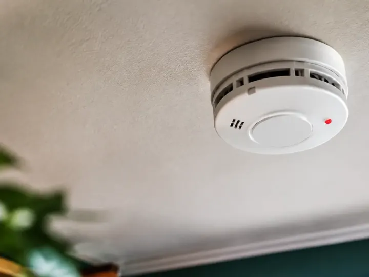 Détecteur de fumée de la maison, piles, emplacement et test qu&rsquo;on oublie jusqu&rsquo;au jour du problème
