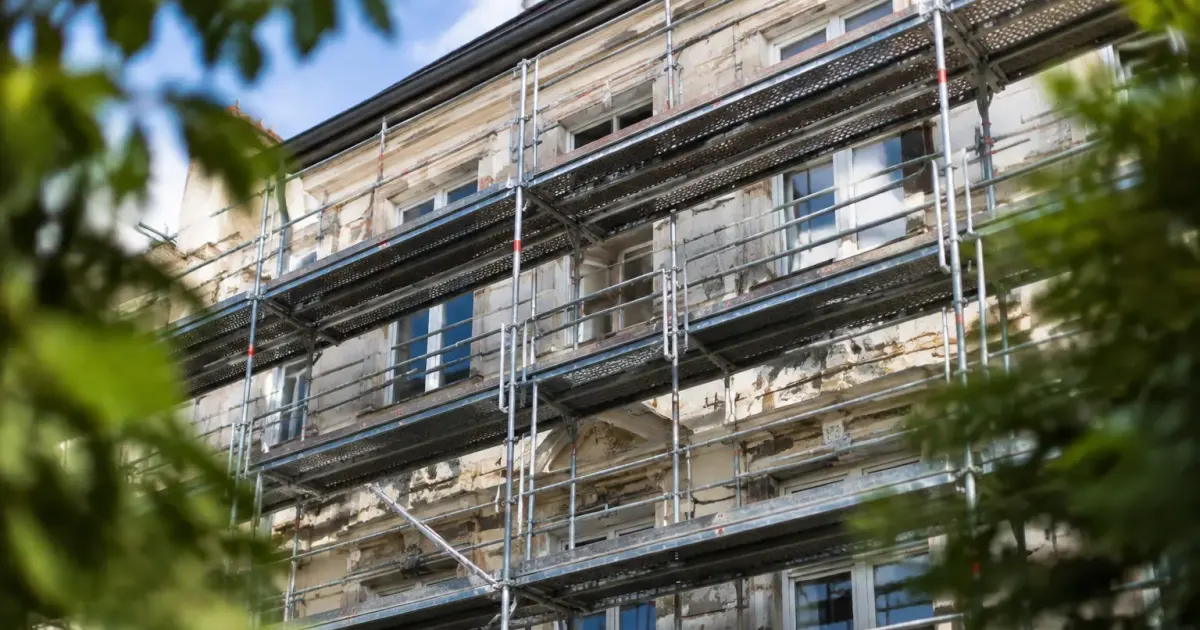 Echafaudage vide devant une facade en renovation