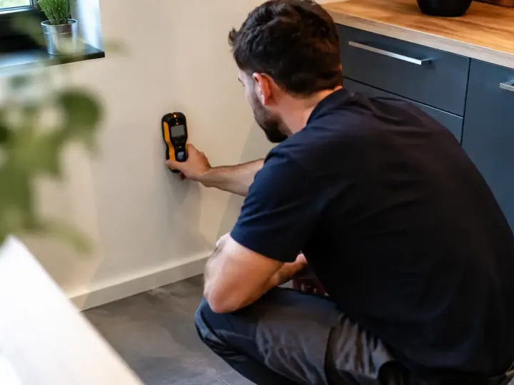 Ajouter des prises dans une cuisine existante, ce qu&rsquo;un électricien vérifie avant de percer le mur