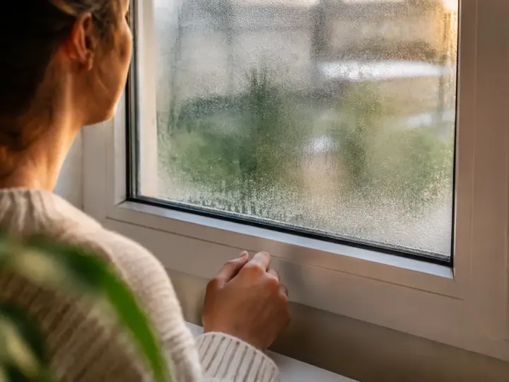 Buée coincée entre les deux vitres d&rsquo;une fenêtre : le double vitrage qui a perdu son étanchéité