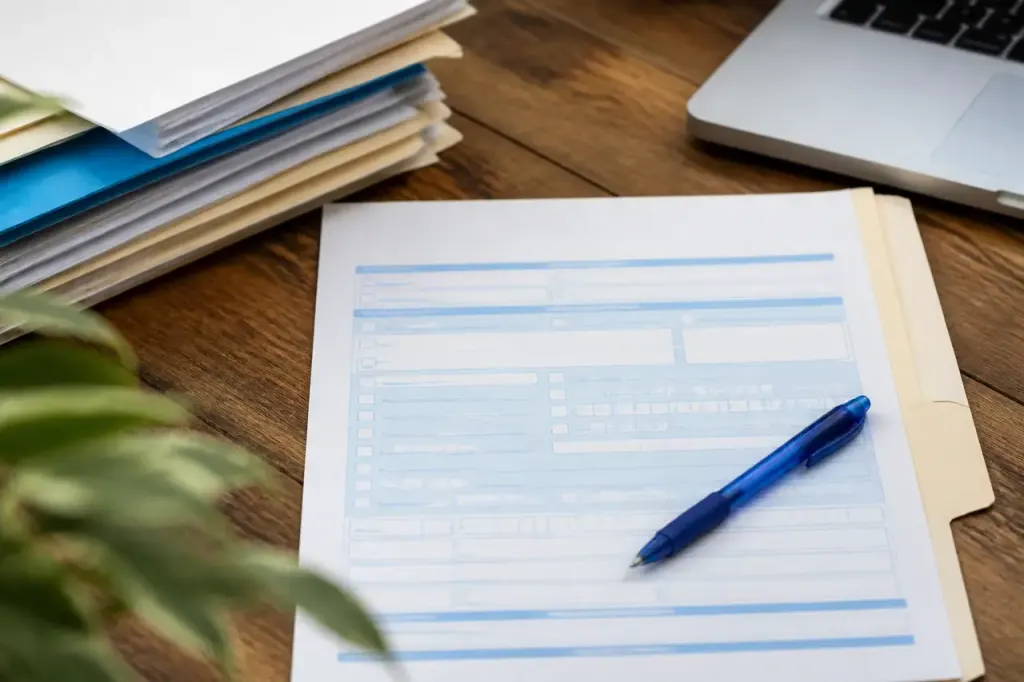 Formulaire Cerfa imprime sur un bureau avec stylo bleu
