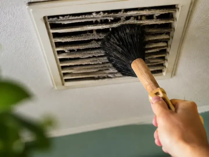Une VMC encrassée qui n&rsquo;aspire plus, le nettoyage à faire avant que l&rsquo;humidité s&rsquo;installe