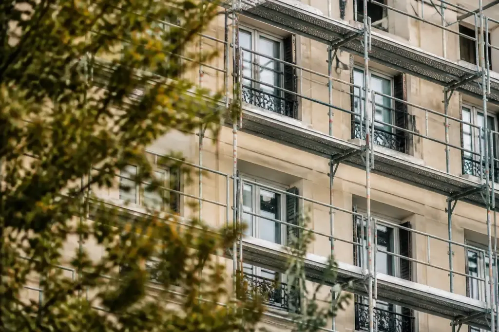 Immeuble résidentiel avec échafaudage et fenêtres neuves