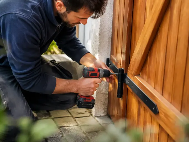 Des volets en bois aux fenêtres ne suffisent pas à garder la chaleur, les installateurs le répètent