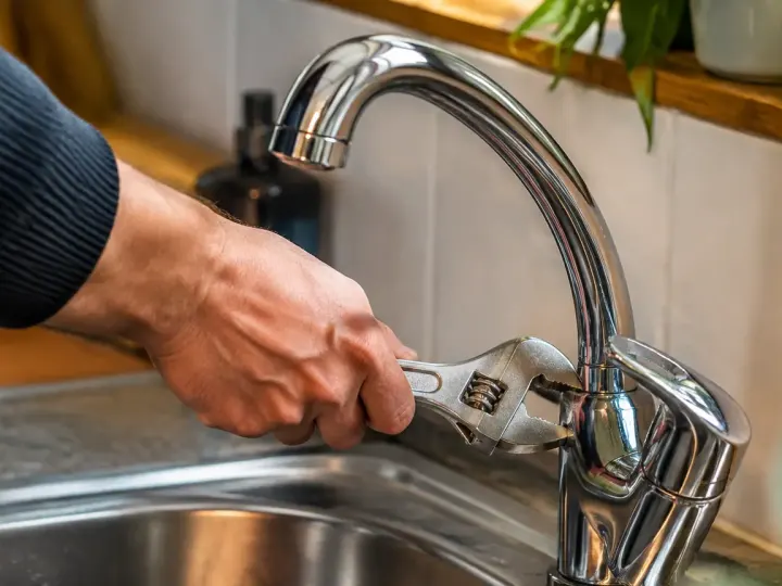 Un robinet qui goutte pèse sur la facture d&rsquo;eau, la réparation de joint que chacun peut faire seul