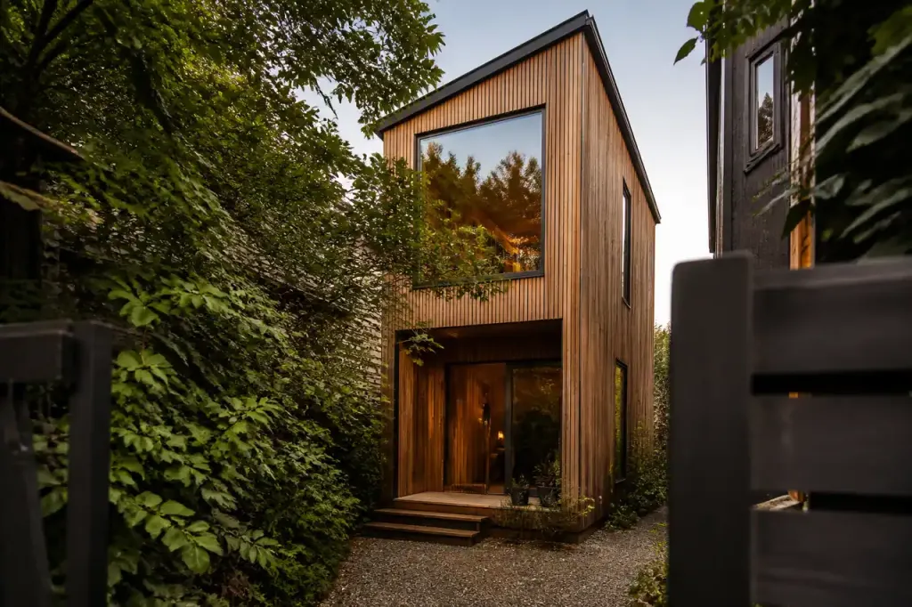 Maison etroite a deux etages avec facade en bois