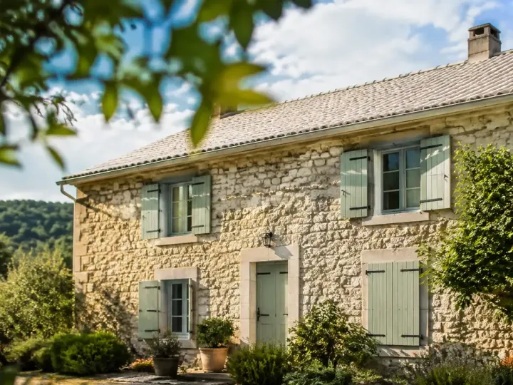 Isoler sa maison pour l&rsquo;hiver sans la transformer en four l&rsquo;été, les choix de matériaux qui comptent