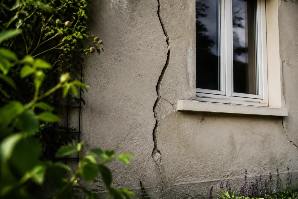 Mur de facade fissuree pres d'une fenetre