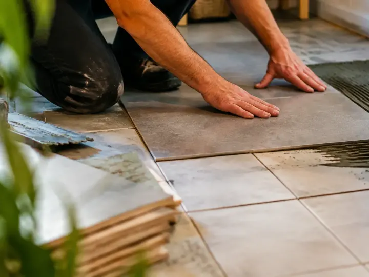 Rénover une salle de bains sans casser le carrelage, les recouvrements qui tiennent vraiment