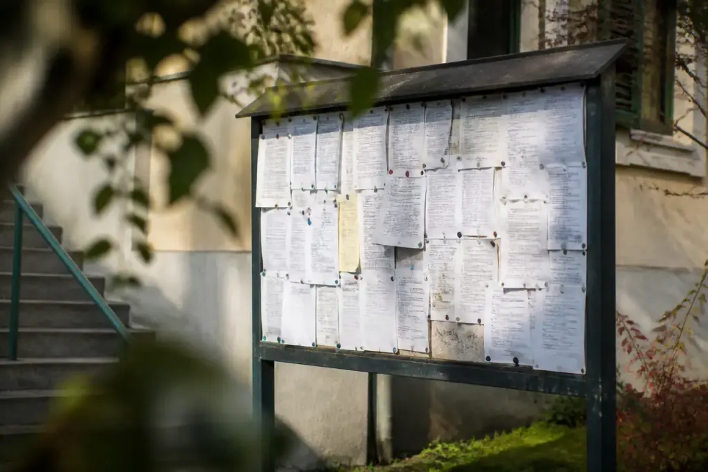 Panneau d affichage municipal couvert de documents administratifs