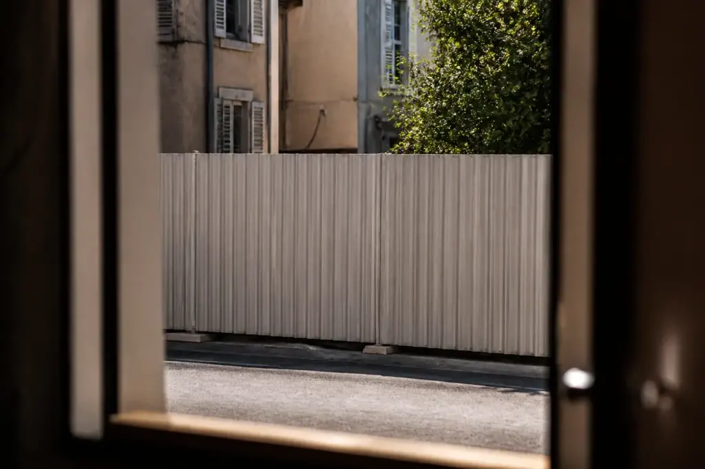 Panneau de permis fixe sur une palissade de chantier