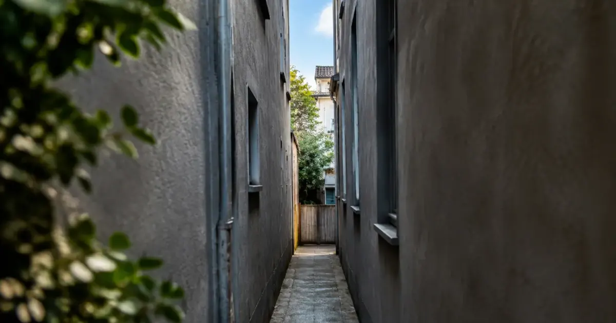 Parcelle étroite coincée, deux façades grises de chaque côté