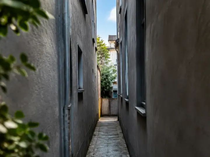 Terrain minuscule entre deux immeubles, les vrais défis pour construire une maison très étroite en ville