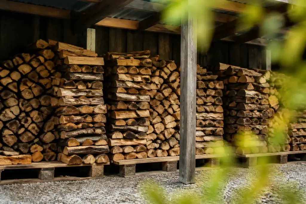Rangee buches surelevees sur palettes sous un abri