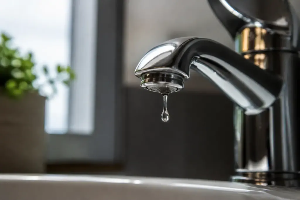 Robinet chrome avec goutte d'eau au bec