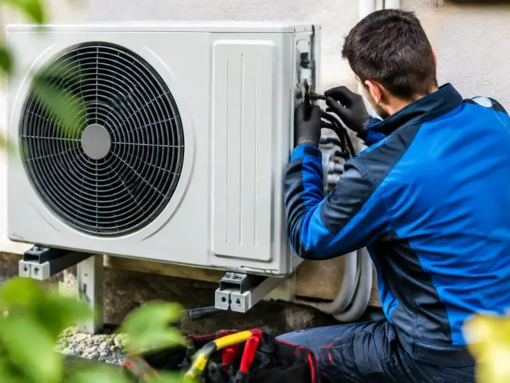 Chauffer 120 m² avec une pompe à chaleur en 2026 demande un gros investissement, que les aides réduisent